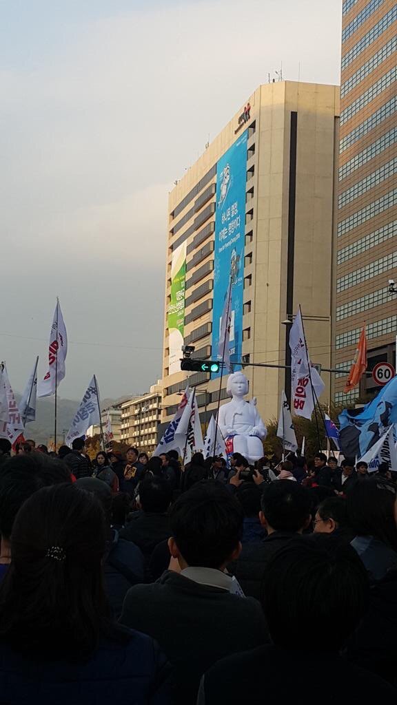 광화문에 등장한 소녀상 | 인스티즈