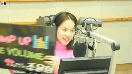 볼륨을 높여요 中 플래카드 인증.gif | 인스티즈