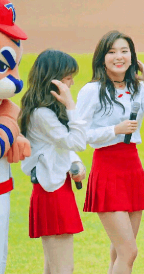 마스코트를 보고 쫄은 레드벨벳.gif | 인스티즈