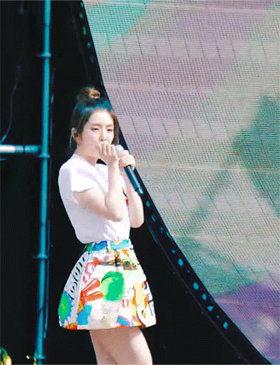 무대가 너무 뜨거워서 놀란 아이린.gif | 인스티즈