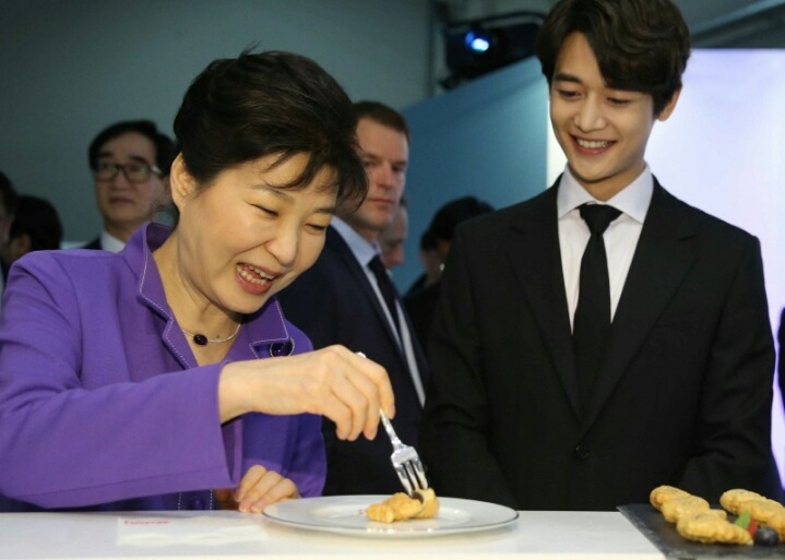 [MAMA] 한류라든가 연예계 같은거에 진짜 엄청 관심많아 보이는 분.jpg | 인스티즈