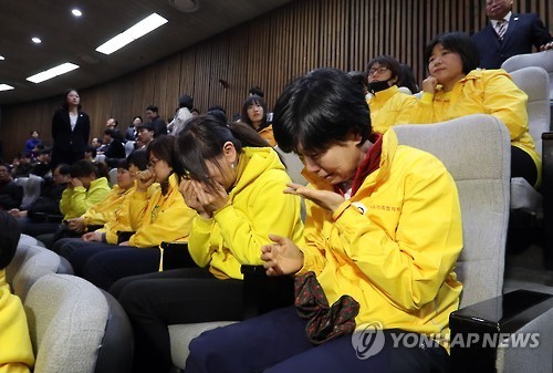 박근혜탄핵가결 에 눈물흘리는 세월호유가족 | 인스티즈