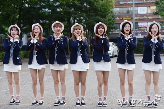 기자들에게 인기 터졌다는 소나무 뮤뱅 출근길 | 인스티즈