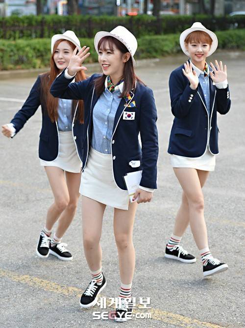 기자들에게 인기 터졌다는 소나무 뮤뱅 출근길 | 인스티즈