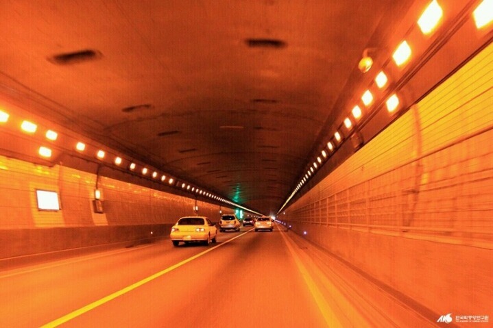 터널 조명색깔이 주황색인 이유 | 인스티즈