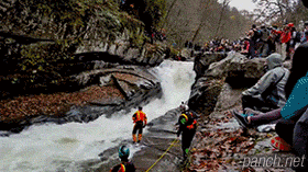 불어난 계곡에서 인명 구조하는 대원 | 인스티즈