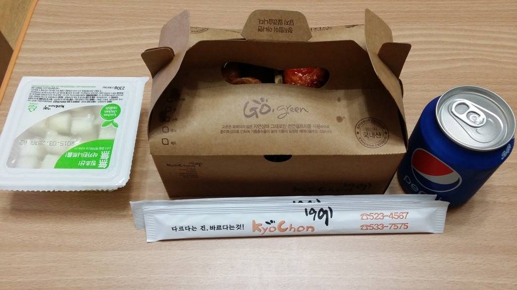 치킨시키면 당연히 젓가락 온다 vs 안온다 | 인스티즈