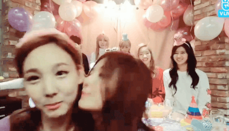 나연이한테 뽀뽀하는 쯔위 | 인스티즈