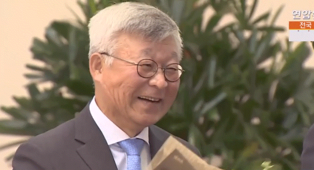 대통령에게 꽃다발 받는 강경화 부군 ㅋㅋㅋㅋㅋㅋㅋ | 인스티즈