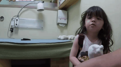 부상당한 아빠 보면서 속상한 나은이.gif | 인스티즈