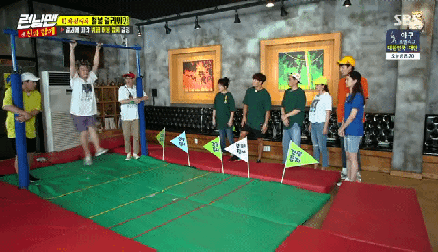 런닝맨 하하 철봉 멀리뛰기.gif | 인스티즈
