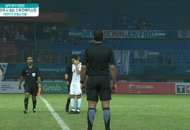 경기 끝나고 심판 한테 물병 던져서 레드카드 받은 우즈벡.gif | 인스티즈