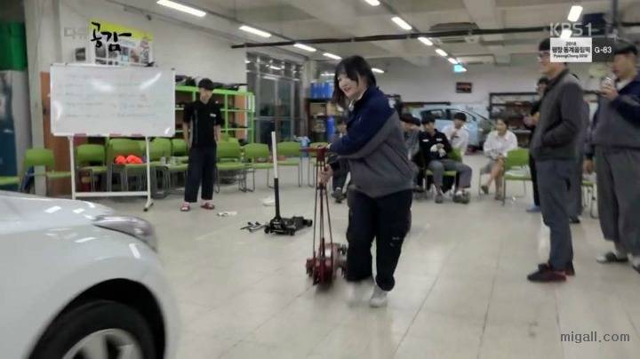 자동차 정비 기술 배우는 여학생들 | 인스티즈