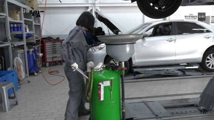 자동차 정비 기술 배우는 여학생들 | 인스티즈