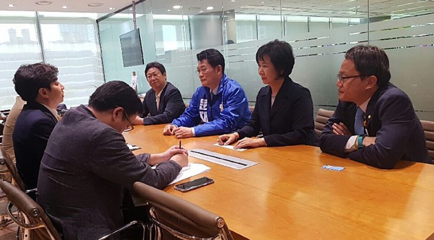 더민주 의원들과 김성준 앵커 .jpg | 인스티즈