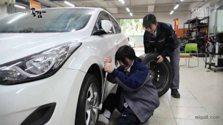 자동차 정비 기술 배우는 여학생들 | 인스티즈