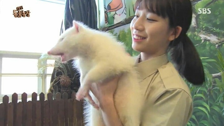 힘들어하는 여성 동물 사육사..jpg | 인스티즈