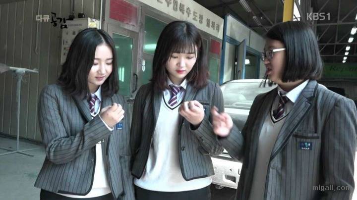 자동차 정비 기술 배우는 여학생들 | 인스티즈