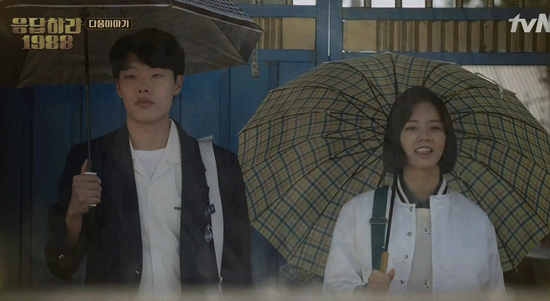 [응답하라1988] 우산쓰고 덕선이 기다리는 정환.gif | 인스티즈