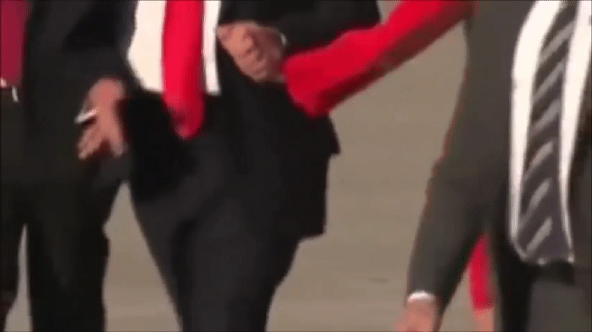 사이가 아주 좋아보이는 트럼프 부부 ㅋㅋㅋ.gif | 인스티즈