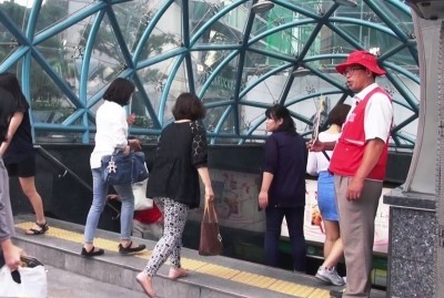 지하철역 앞 빨간 조끼를 입은 사람들을 아시나요? | 인스티즈