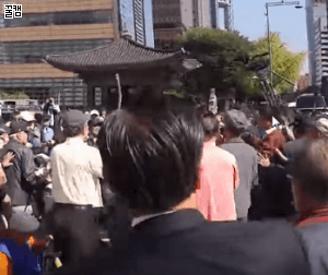 역사교과서 국정화 반대시위하는 학생을 집단폭행하는 양아치들 | 인스티즈