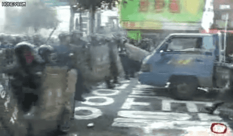 2000년대 초반 전의경 시위현장 ㄷㄷㄷㄷㄷㄷㄷㄷㄷㄷㄷㄷ gif | 인스티즈