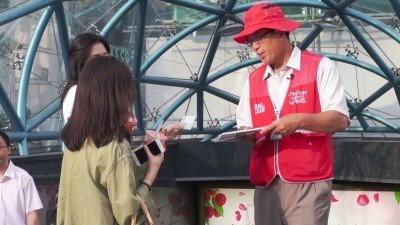 지하철역 앞 빨간 조끼를 입은 사람들을 아시나요? | 인스티즈