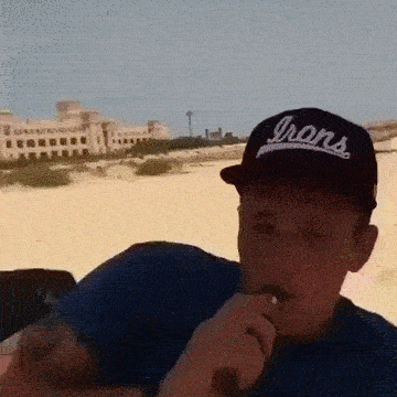 인간이 입에서 뭘 뿜고 있다.GIF | 인스티즈