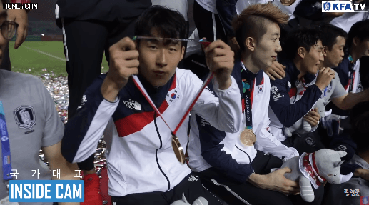 국민들 목에 금메달 걸어주는 김민재.gif | 인스티즈