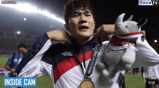국민들 목에 금메달 걸어주는 김민재.gif | 인스티즈