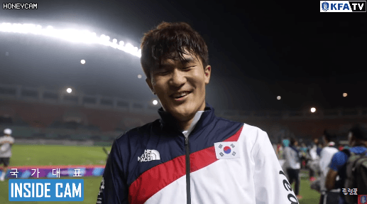 국민들 목에 금메달 걸어주는 김민재.gif | 인스티즈