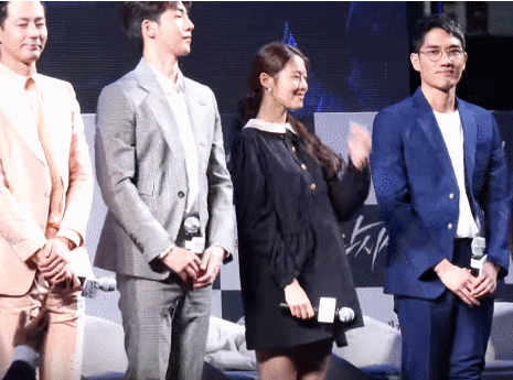 남배우들 사이에서 아담해보이는 설현.gif | 인스티즈