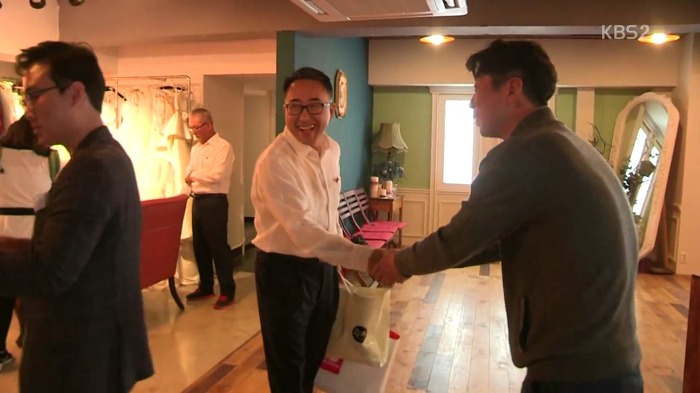 [다큐3일] 어버이날 선물로 양가 부모님께 리마인드 웨딩촬영 선물한 부부.jpg | 인스티즈