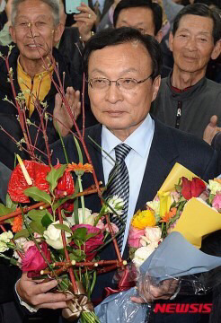 출구조사 발표 후 뛸듯이 기뻐하는 쿨붱 이해찬 의원 | 인스티즈