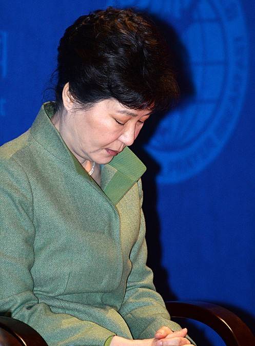 기도하는 박근혜 대통령 | 인스티즈