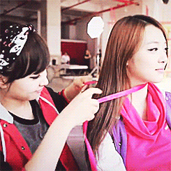 빅토리아언니 나 머리 좀 묶어줘.gif | 인스티즈