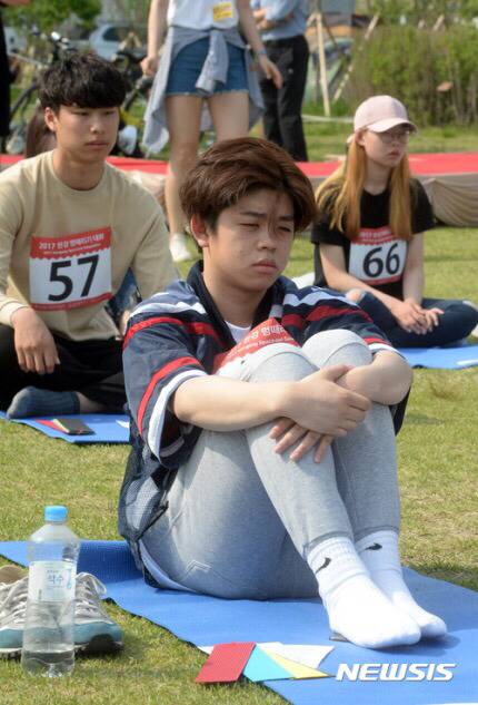 2017 한강 멍때리기 대회에 참가한 MC그리.jpg | 인스티즈