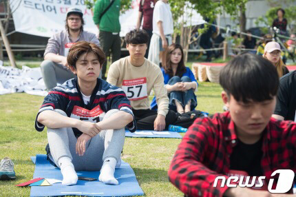 2017 한강 멍때리기 대회에 참가한 MC그리.jpg | 인스티즈