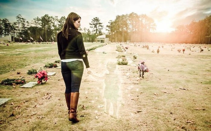 죽은 딸이 그리워 사진 합성한 어머니 | 인스티즈