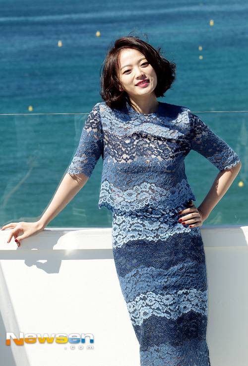 160519 칸 바다와 깔맞춤한 시스루를 입은 천우희 | 인스티즈