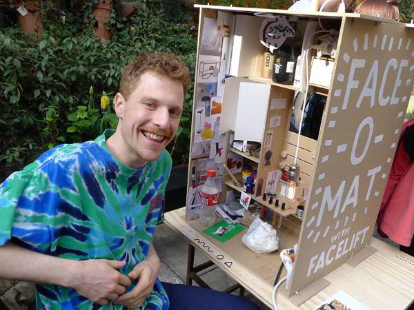 손수 만든 초상화 자판기를 끌고 전세계 곳곳에서 재밌는 초상화를 그려주는 사람 | 인스티즈