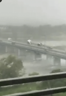 일본 태풍에 날라가려는 트럭 | 인스티즈