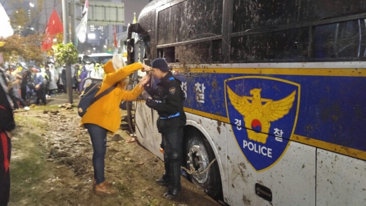 의경 눈에 들어간 최루액을 씻겨주는 시위참가자 | 인스티즈