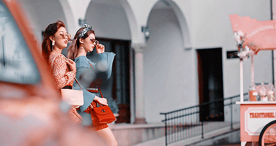 쇼핑하러가는 지효,사나.gif | 인스티즈