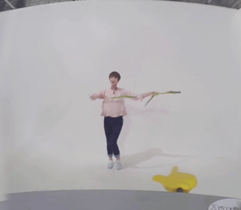 대파 들고 섹시한 춤 추는 아이돌.gif | 인스티즈