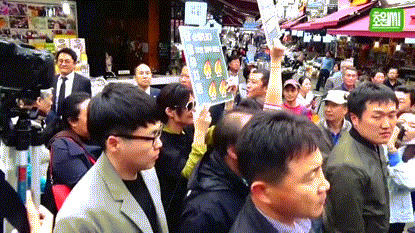 안철수 유세 중 피켓 뺏는 경호원 .gif | 인스티즈