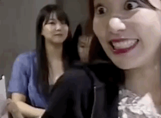 자꾸 만지는 강혜원 | 인스티즈