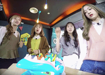 V앱 에이프릴 상어 게임 gif | 인스티즈