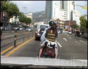 뒤 운전자 ㅂㄷㅂㄷ하게하는 오토바이 커플 | 인스티즈